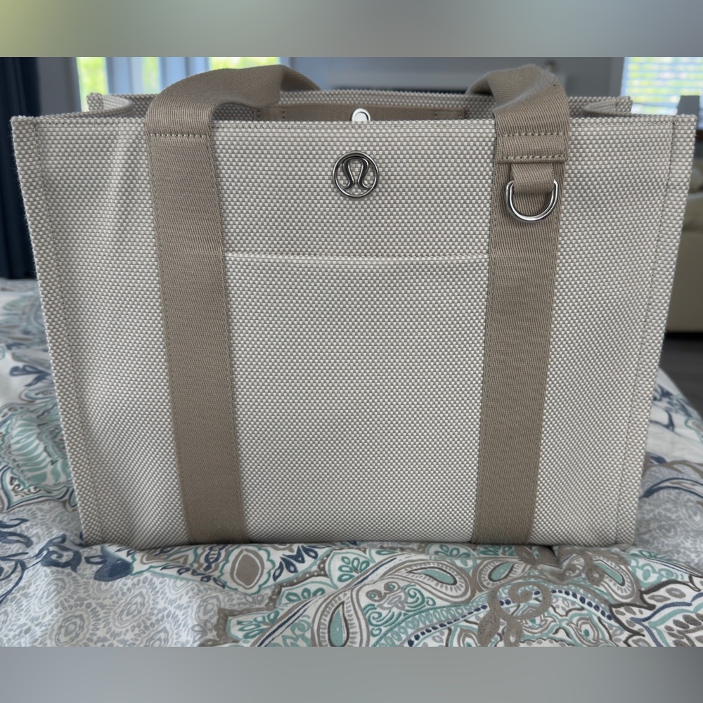 Lululemon two-tone canvas tote bag 10L